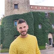 Profesor de primaria imparte clases a niños y a adultos que quieran aprender castellano o catalán